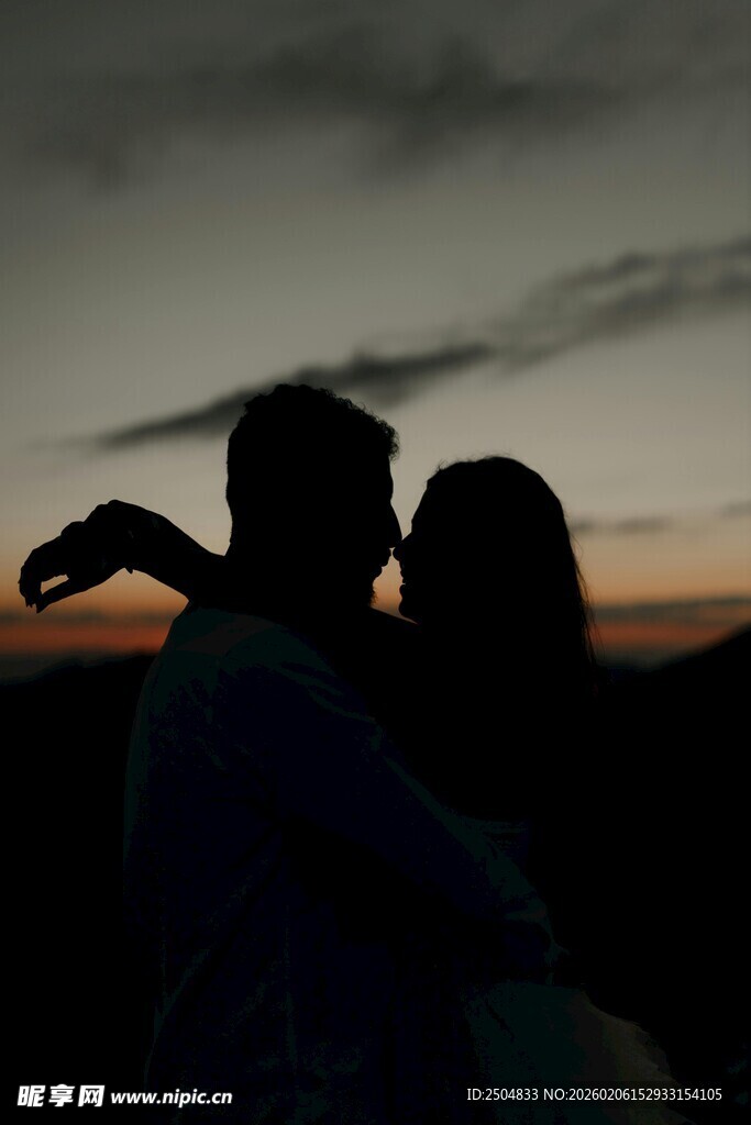 夕阳下情侣的浪漫瞬间