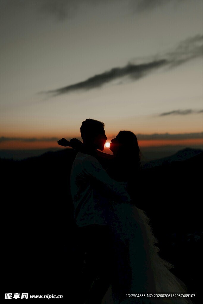 夕阳下的浪漫情侣剪影