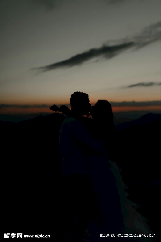夕阳下情侣的浪漫剪影