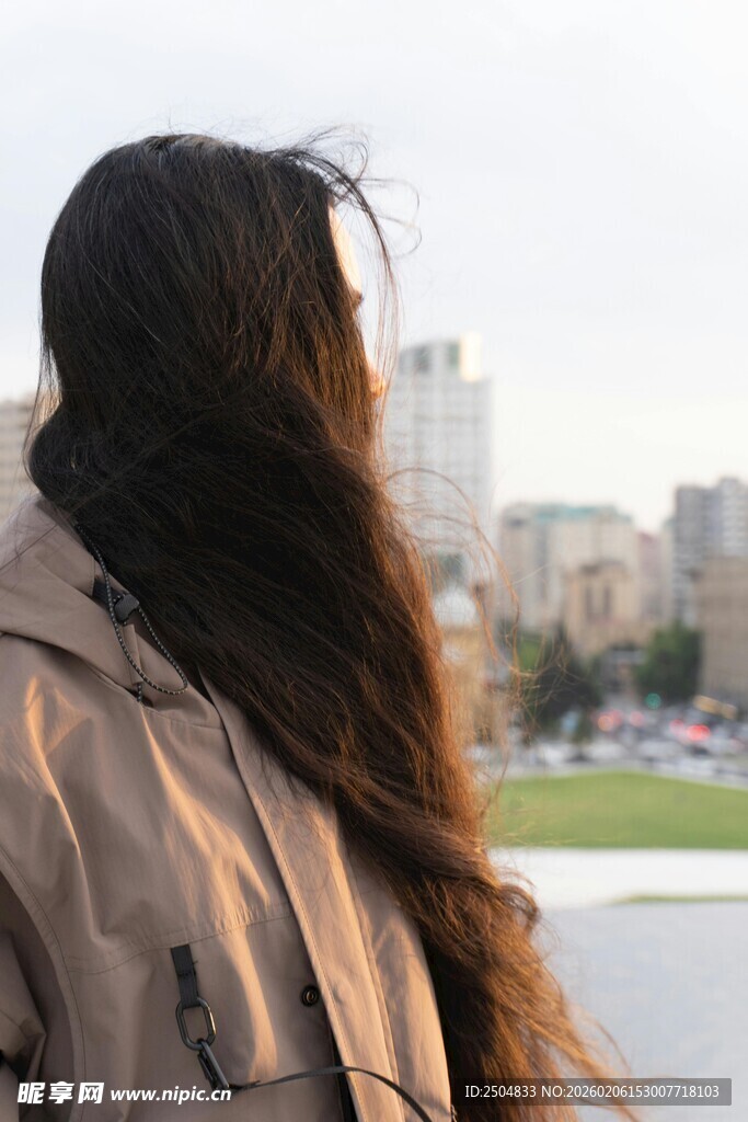 长发女子背影眺望城市