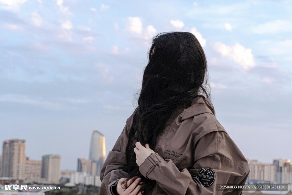女子背对城市眺望远方