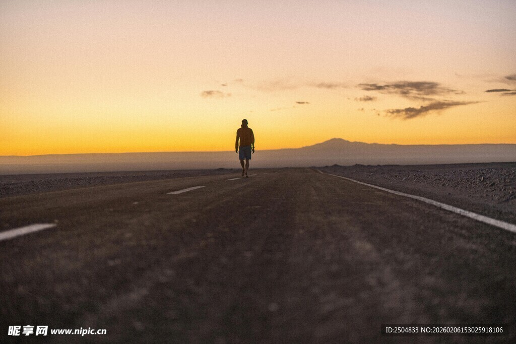 夕阳下路中独行的身影