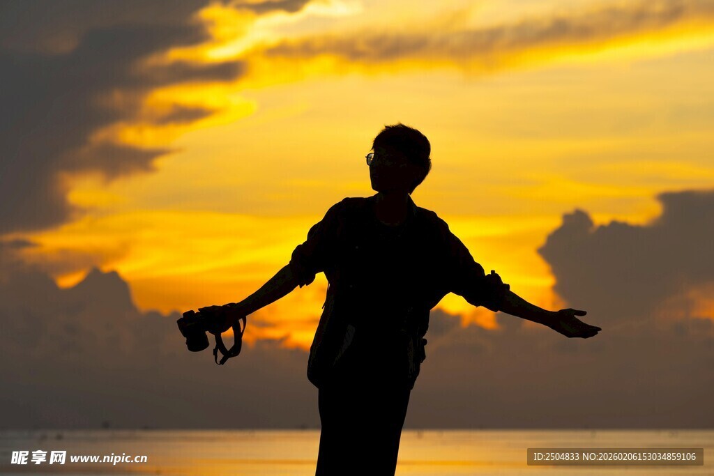 夕阳下持相机的惬意身影