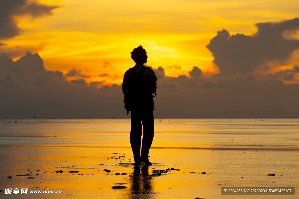 夕阳下海边的孤独身影