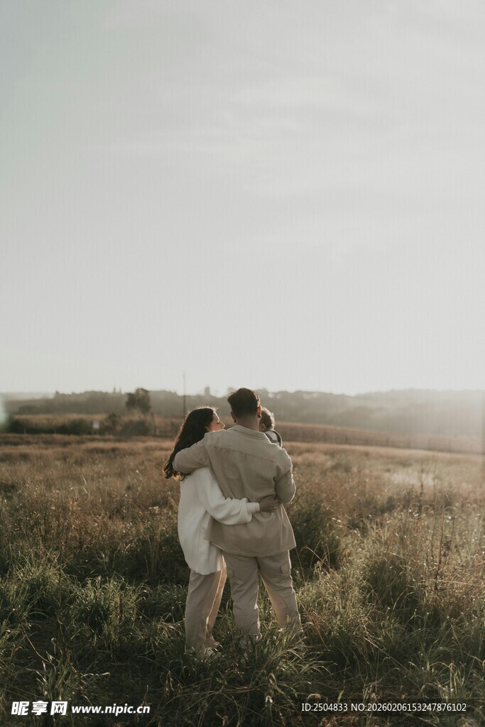 田野中相拥的一对情侣
