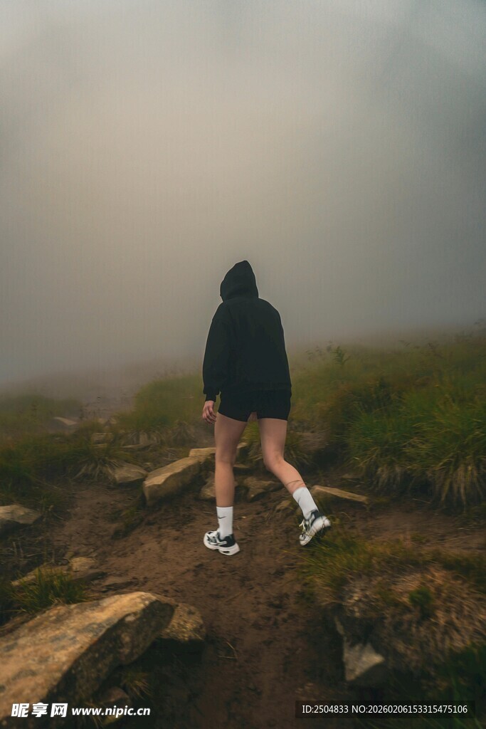 孤身徒步于迷雾山间