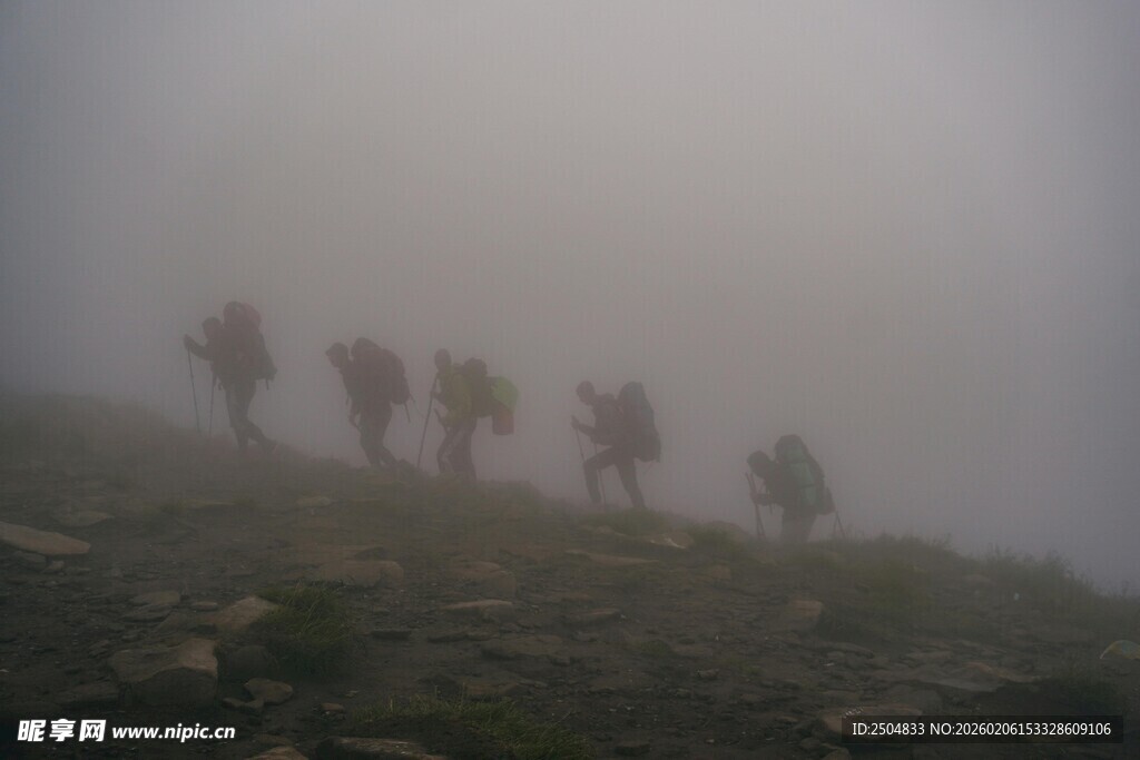 雾中徒步的登山者队伍