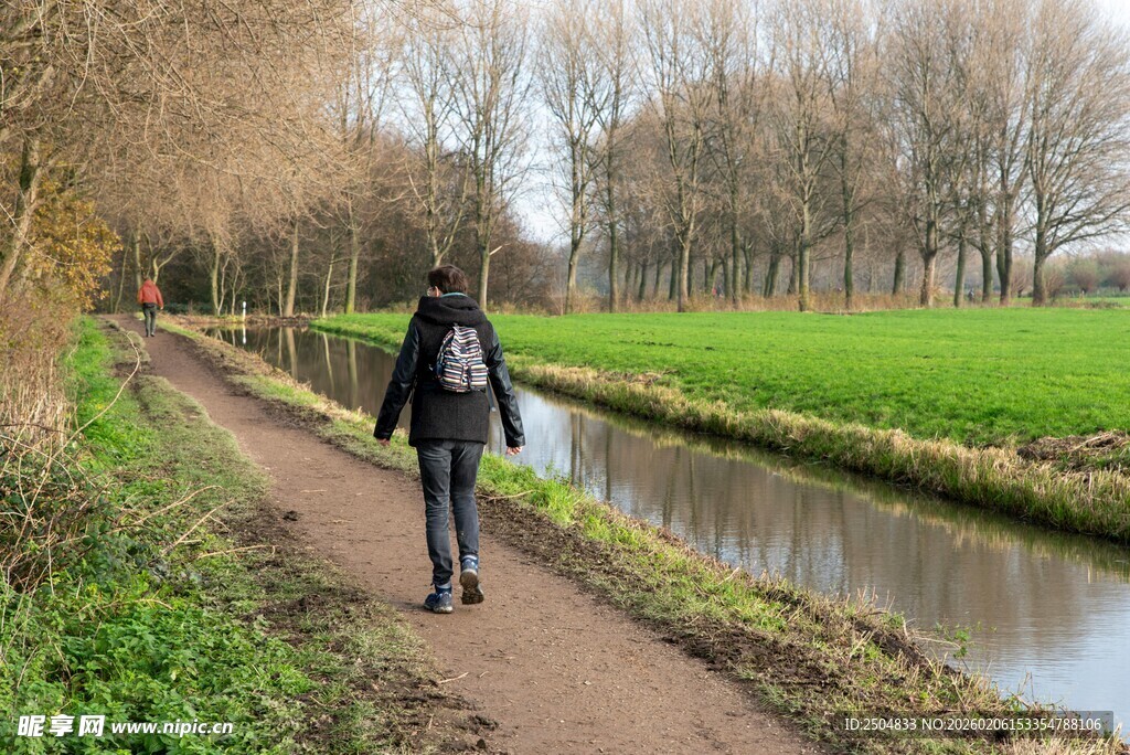 女子漫步乡间小径