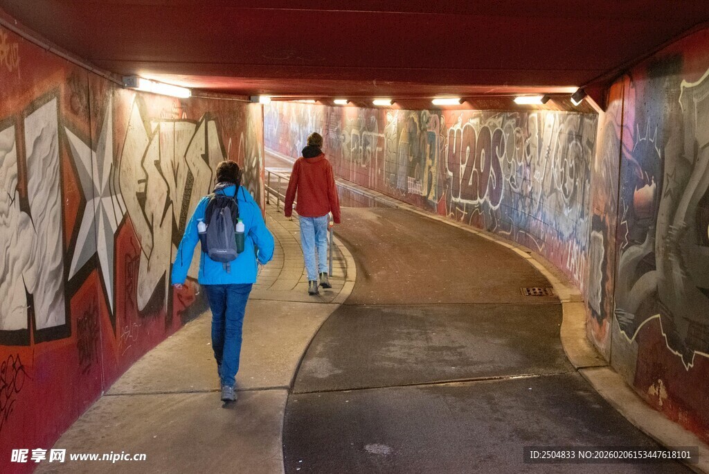 行人漫步于多彩地下通道