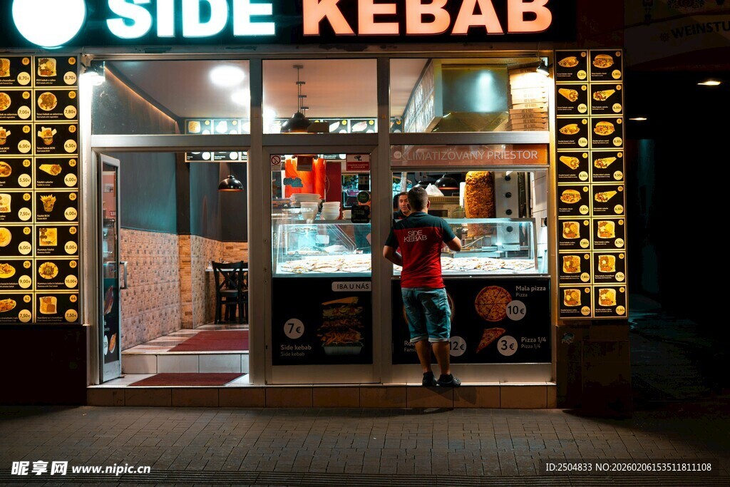 街边烤肉店的热闹景象