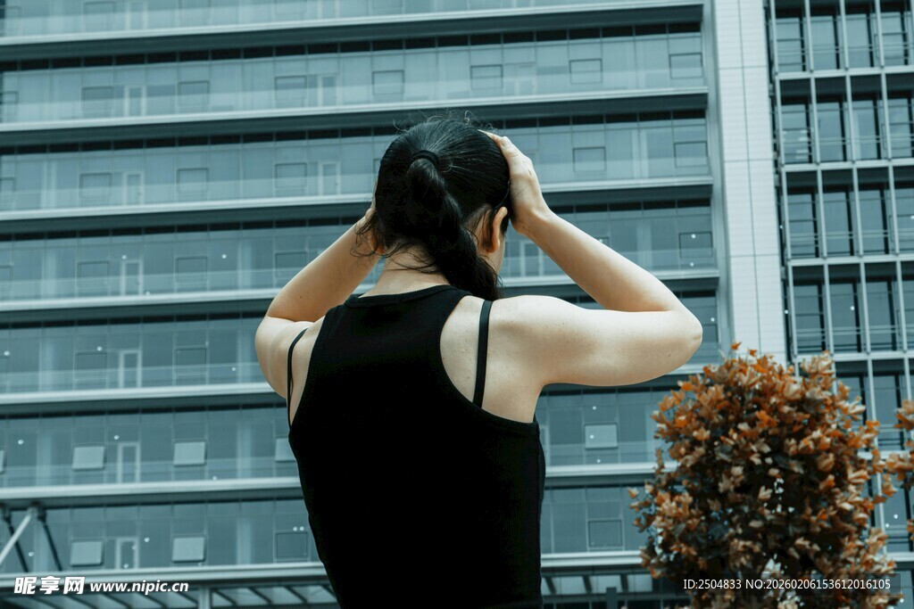 背对高楼的黑衣女子