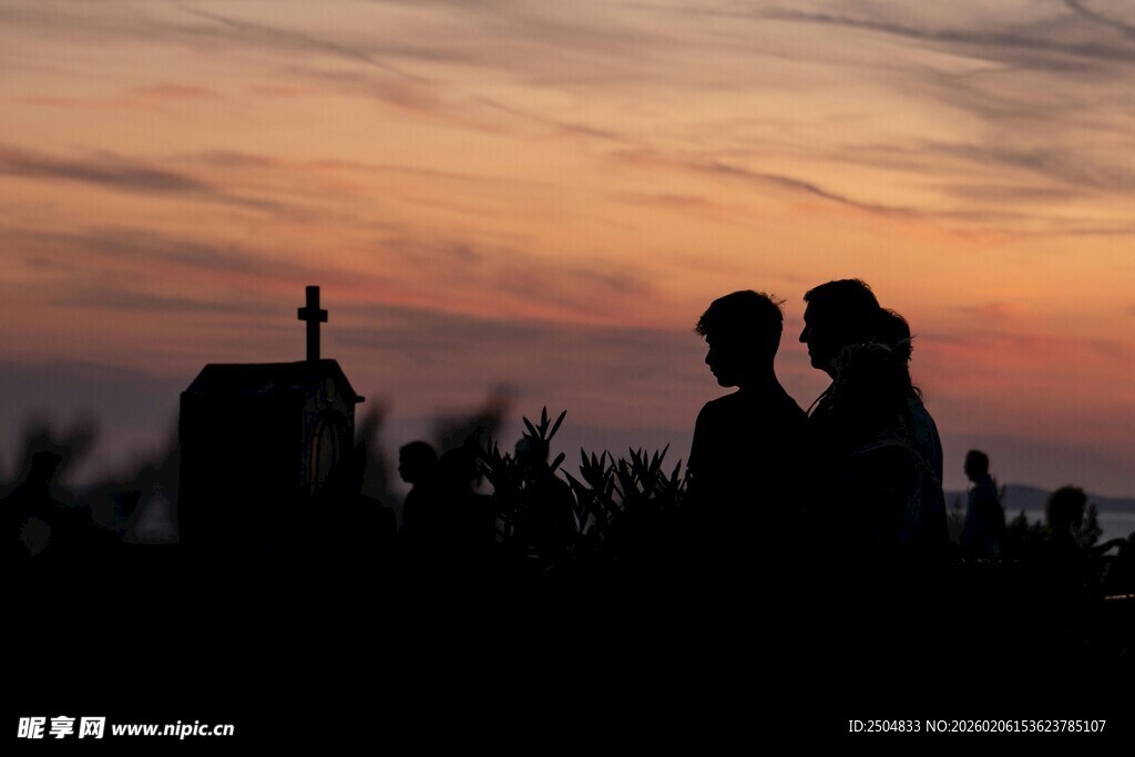 夕阳下的情侣浪漫剪影