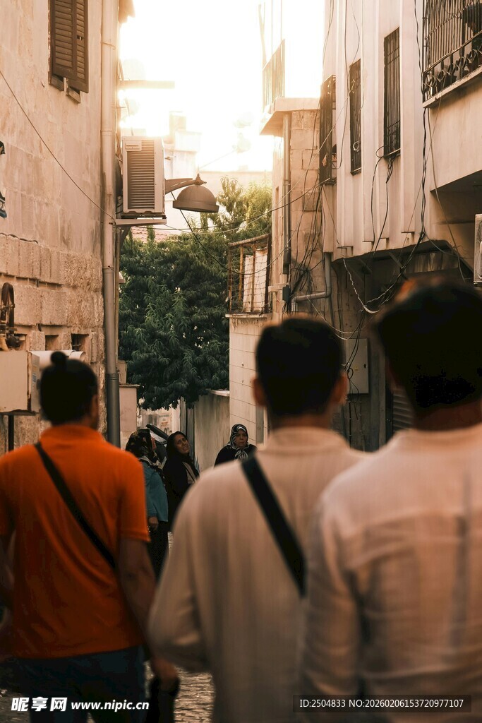 小巷中行走的几个人