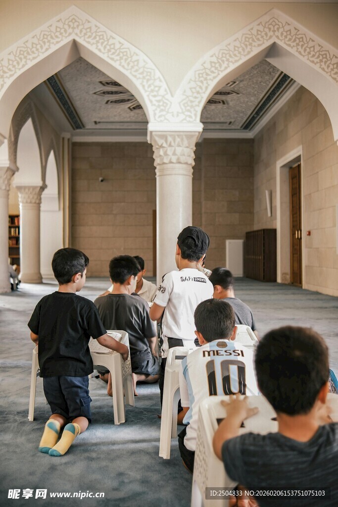 室内集体绘画创作场景