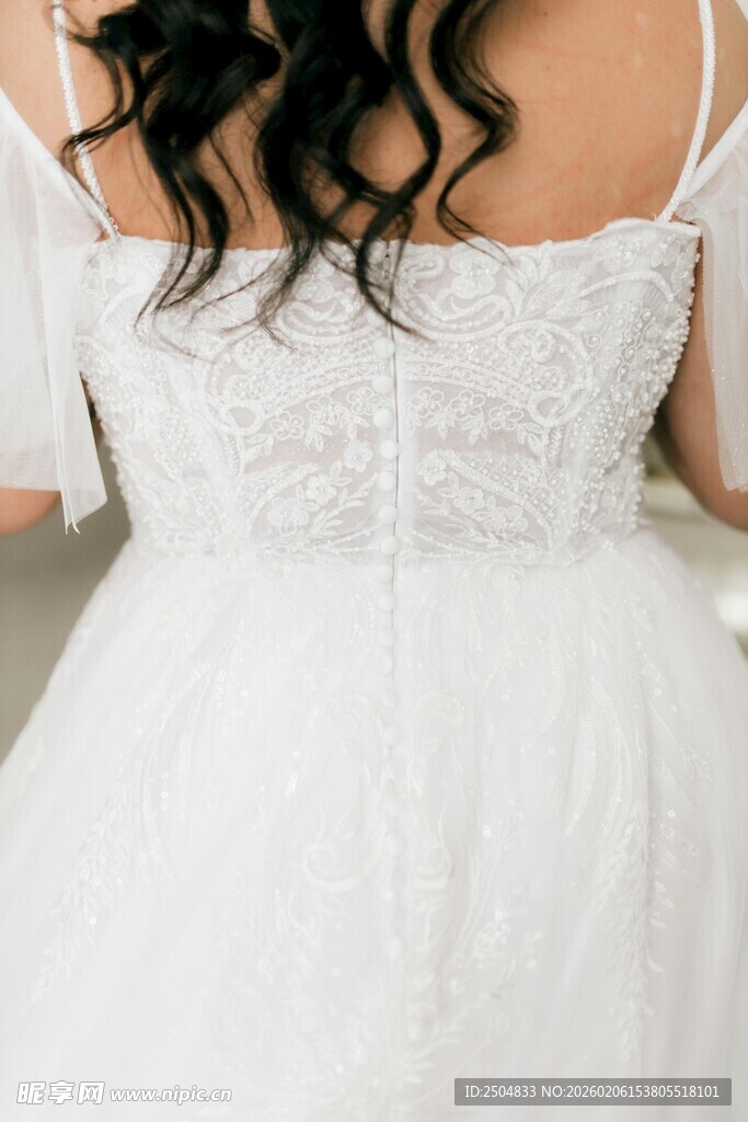 白色蕾丝婚纱背部特写