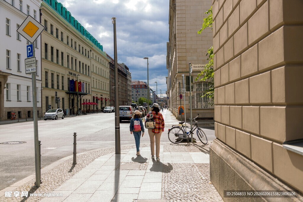  洲街道行人景象