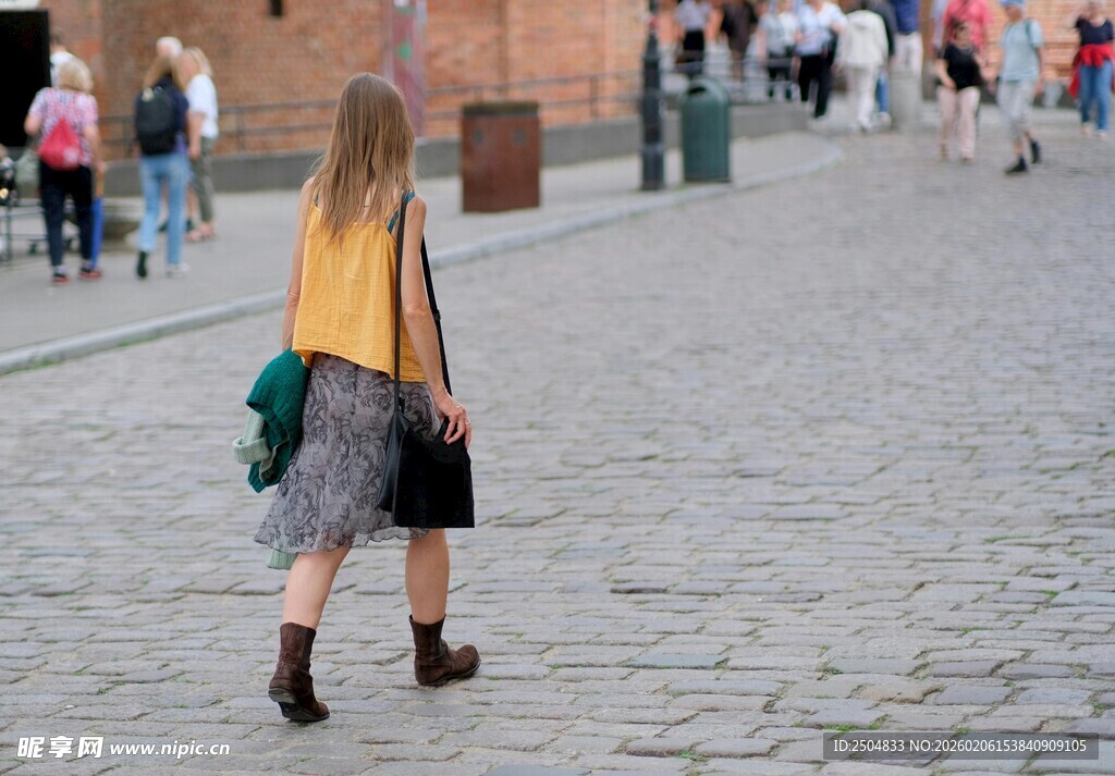 街头漫步的时尚女子