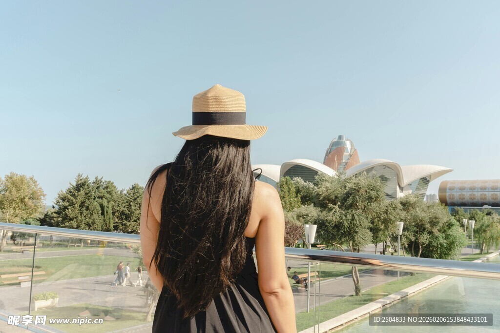 女子戴帽眺望远方景色