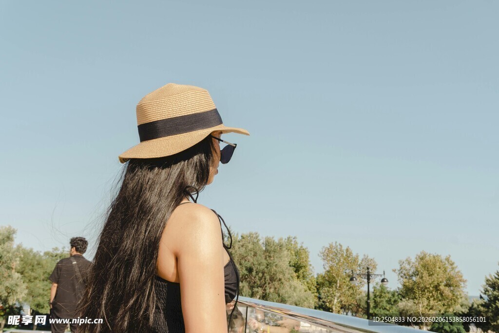 戴帽女子眺望远方