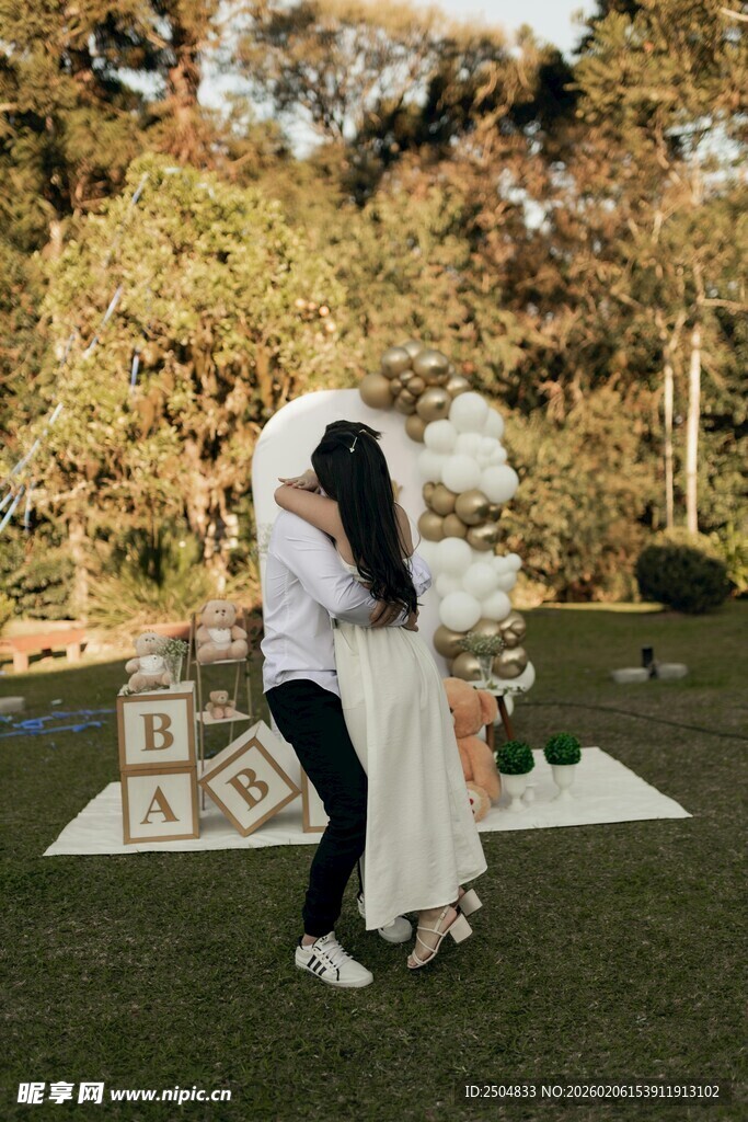 户外浪漫新婚夫妇甜蜜相拥