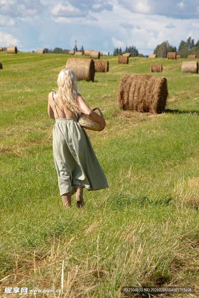 田野中提篮的银发老人