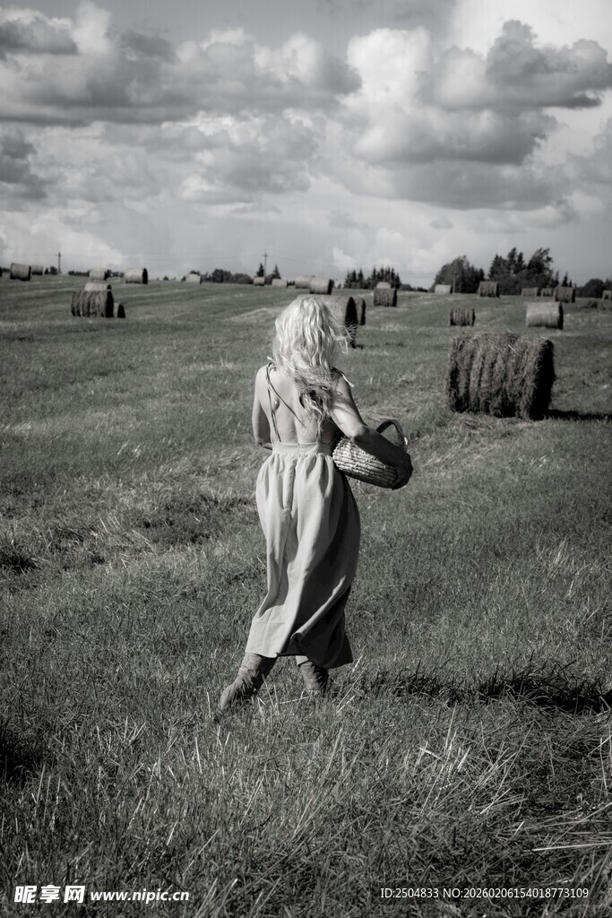 草原上独行的金发女子