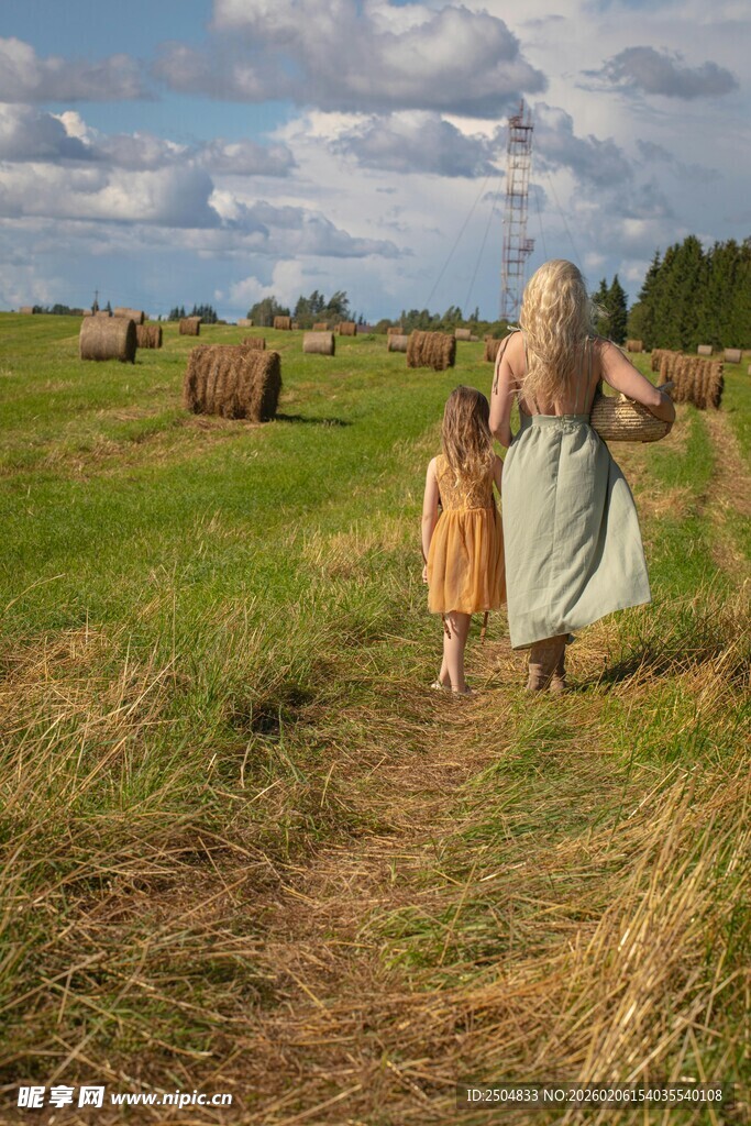 草原上的女子与狗漫步