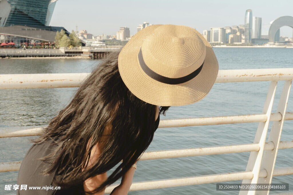 女子戴帽眺望城市海景