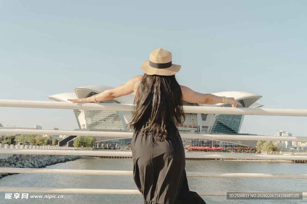 女子背对镜头眺望远方