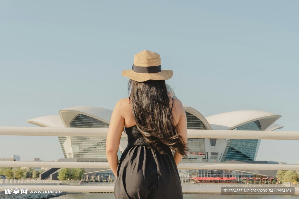 女子背身赏独特建筑风光