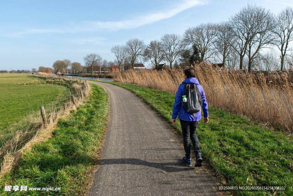 一人漫步乡间小路