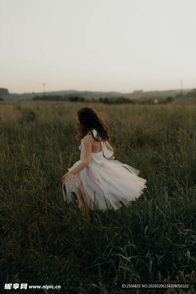 田野中漫步的白衣女子