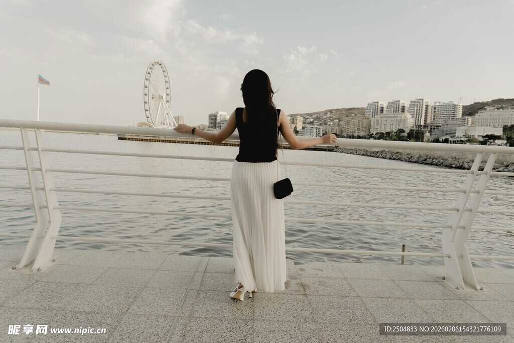 女子海边背影眺望远方