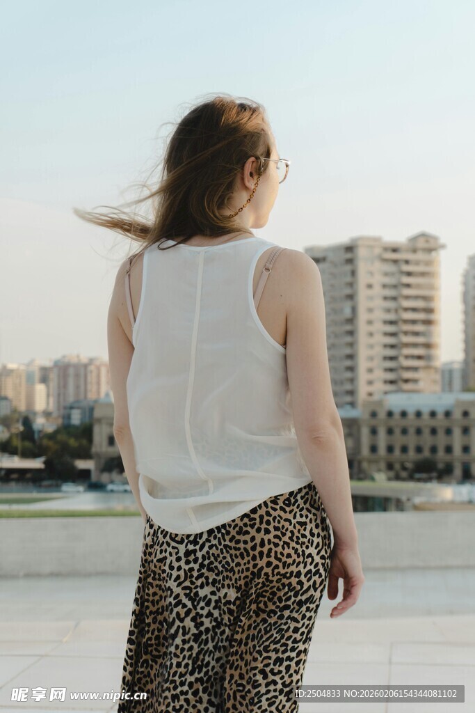 女子背对镜头的城市风景