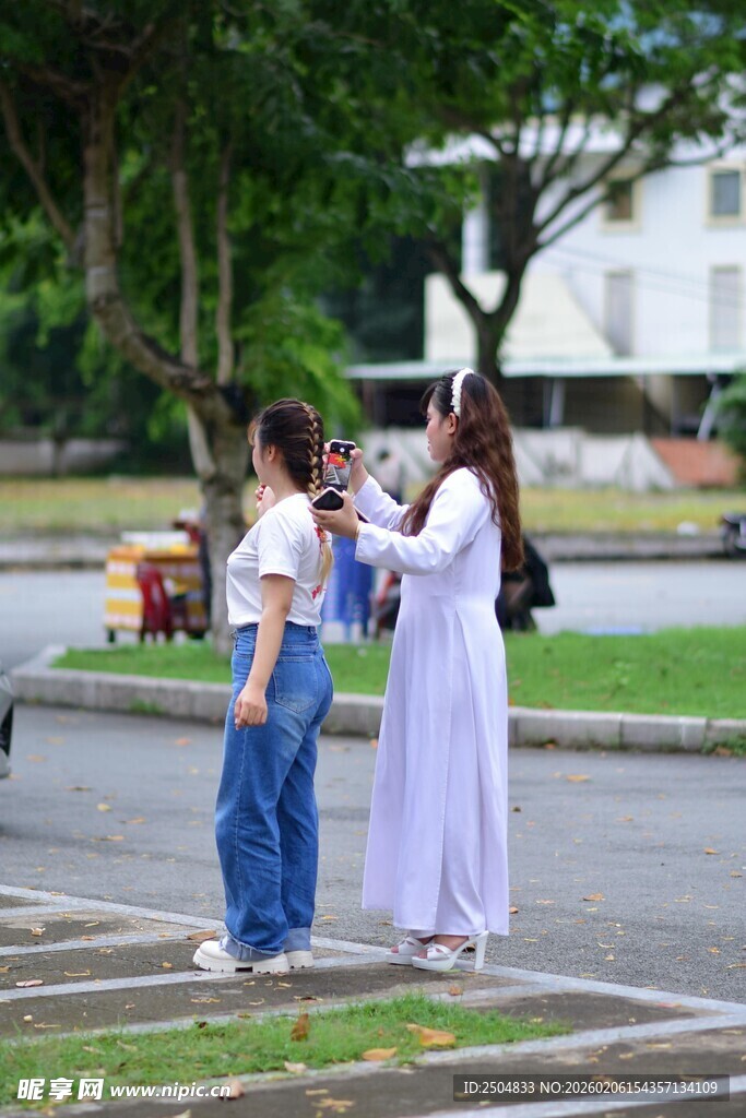 女子与两孩童街头欢乐互动