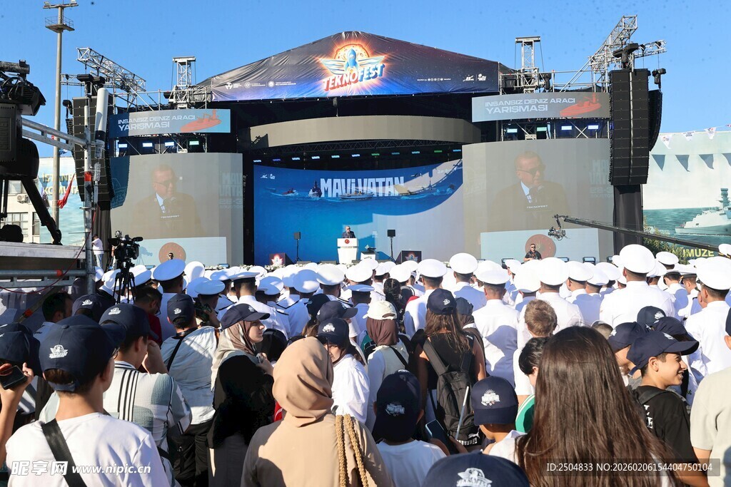 人群聚集的户外活动现场