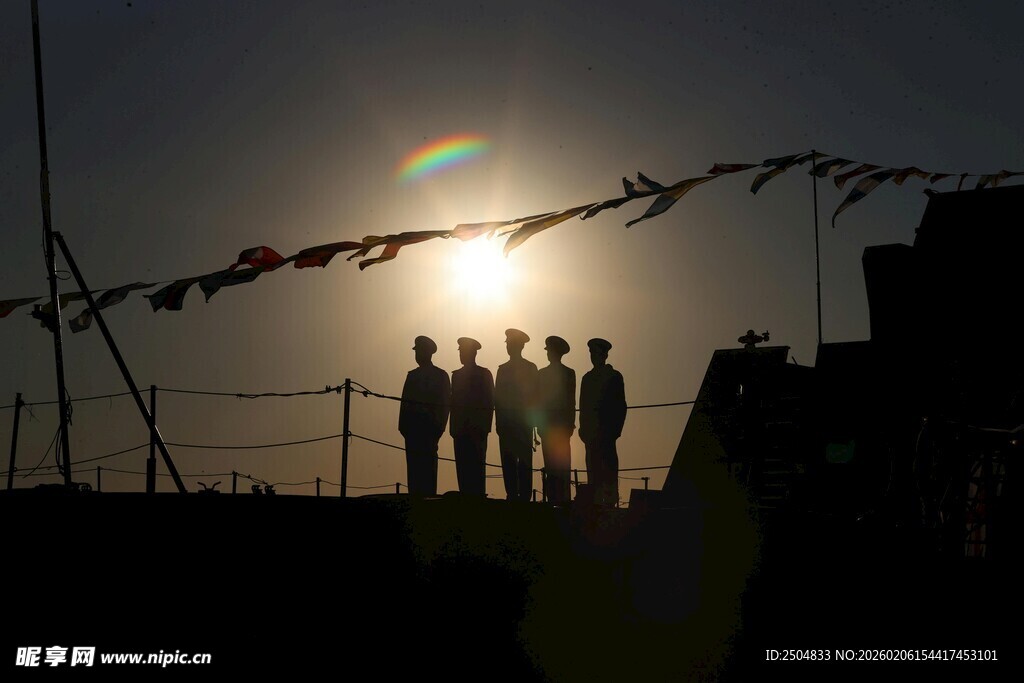 夕阳下的人物剪影