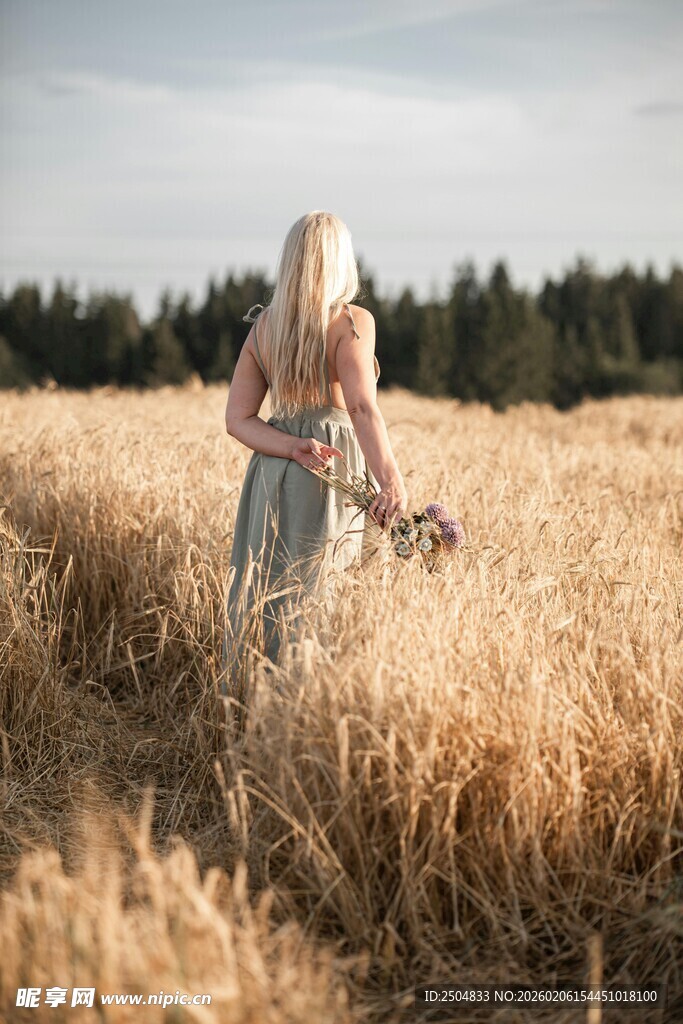 麦田中的金发女子漫步
