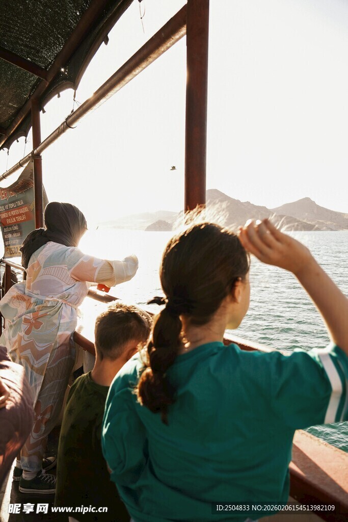 船上 客眺望海上风景
