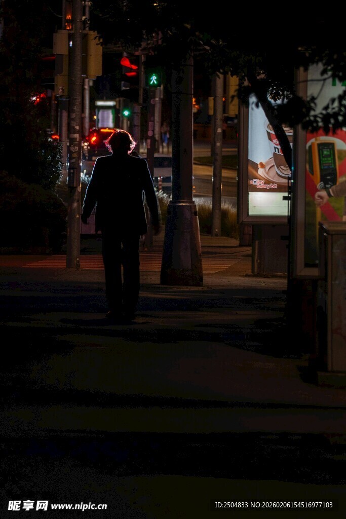 夜晚街头行人的孤独身影