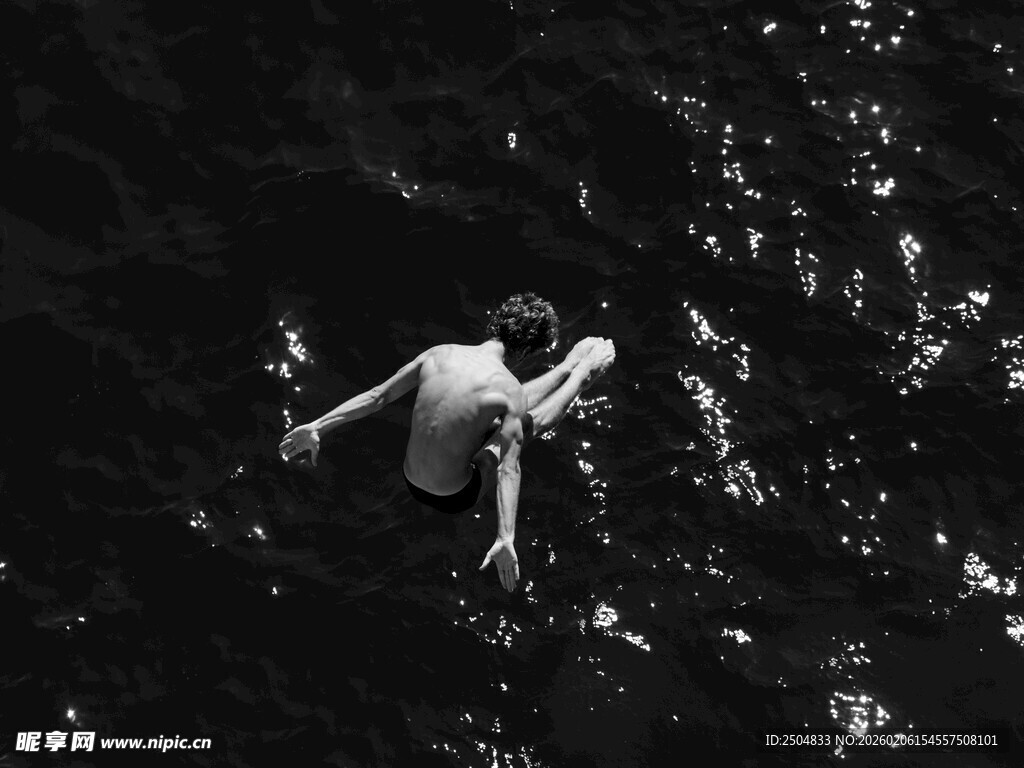 男子水中奋力 泳瞬间