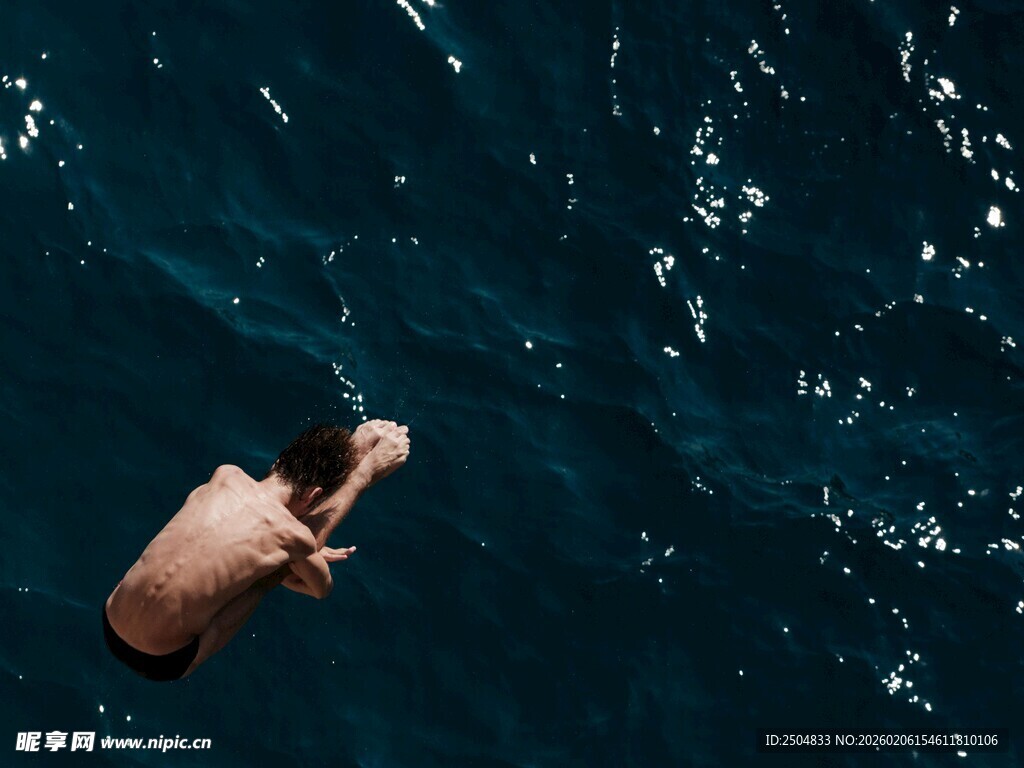 海中裸身 泳者