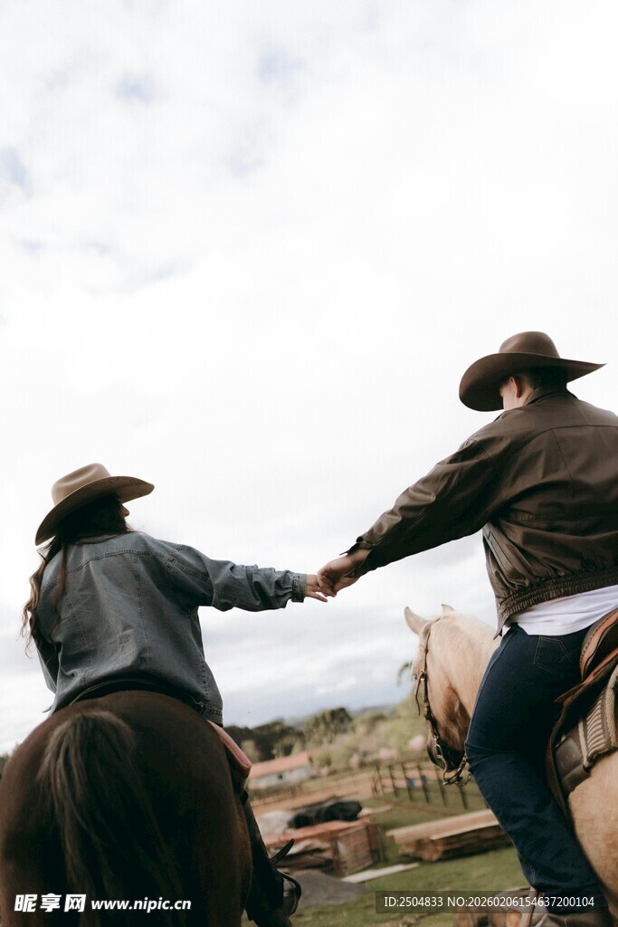 骑马者牵手同 美好瞬间