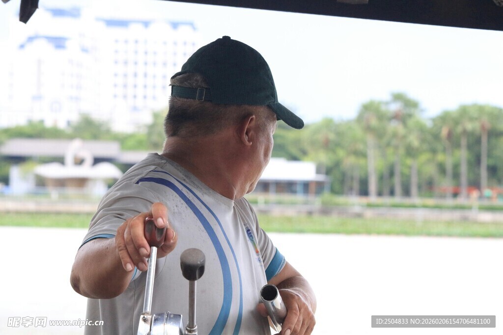 男子手持物件望向远方