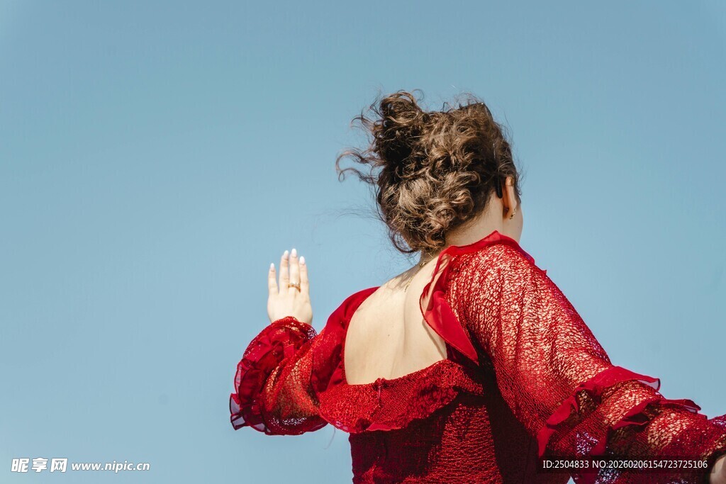 红衣女子于蓝天优雅舞动