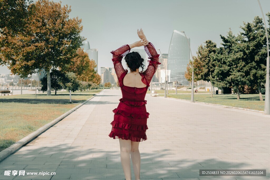 红衣女子于户外优雅起舞