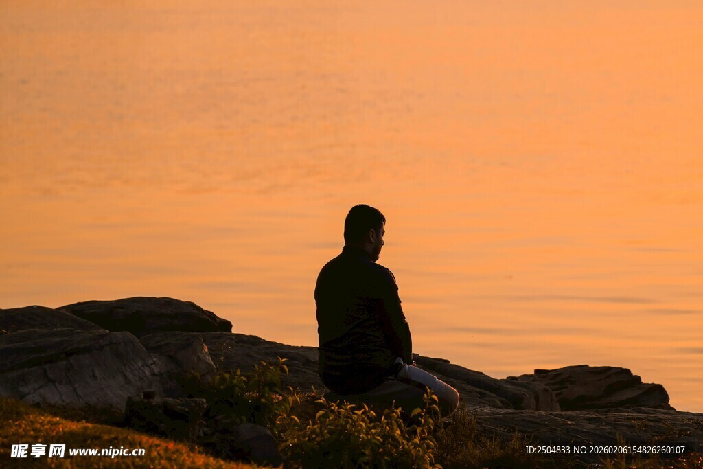 夕阳下的孤独身影