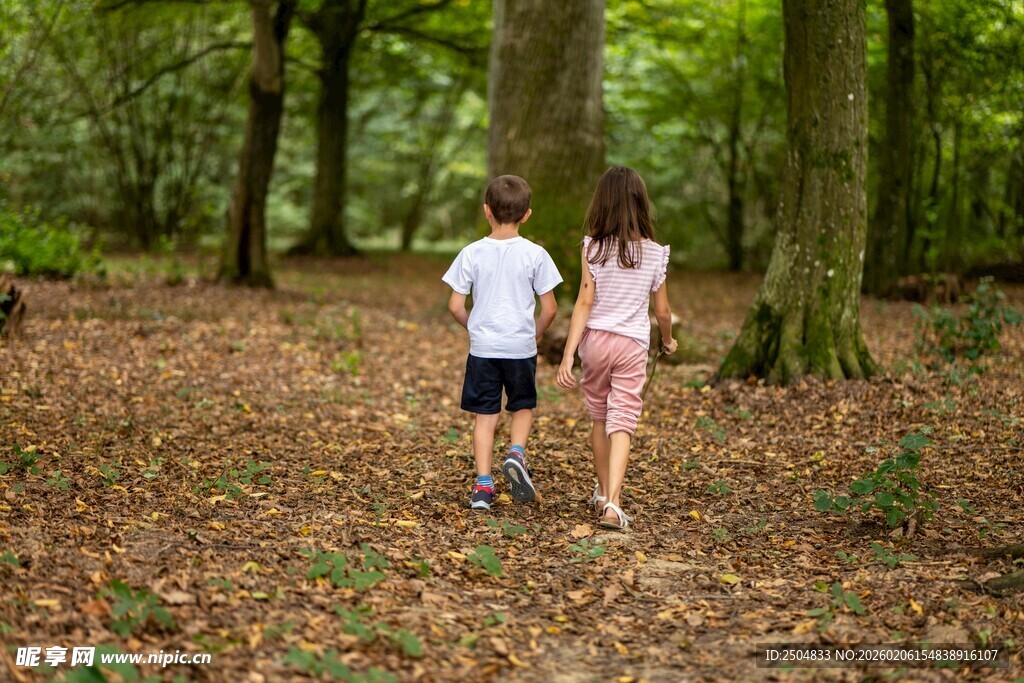 林间漫步的一对孩童