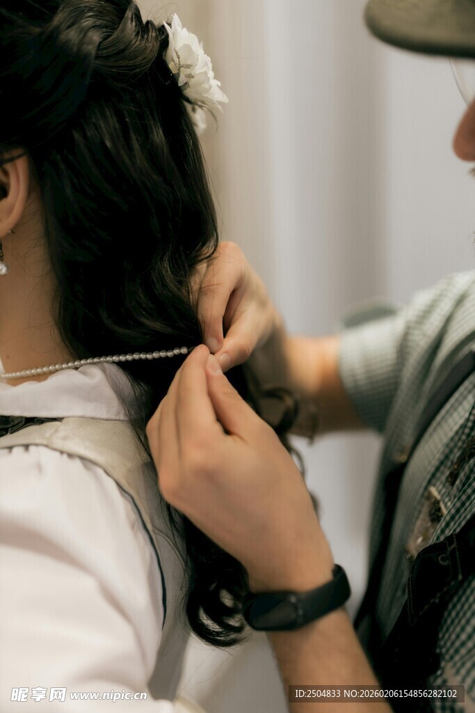 发型师为顾客编发造型