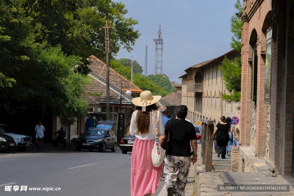 街头漫步的时尚女子